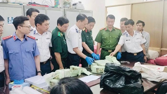 Lãnh đạo Bộ Quốc phòng và Ban chuyên án kiểm tra vật chứng thu giữ.