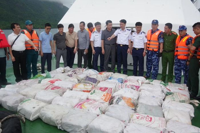 Ban chuyên án kiểm tra vật chứng thu giữ.