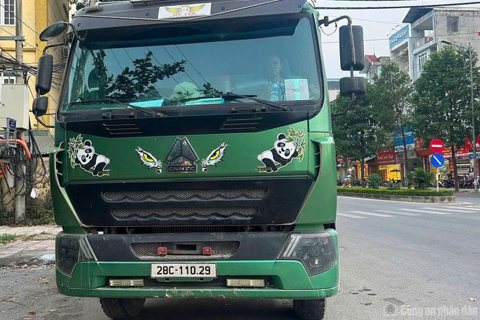 Xe tải bị tước giấy chứng nhận kiểm định ATKT và BVMT nhưng vẫn lưu thông trên đường.