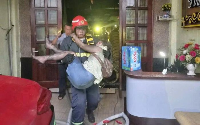 Cảnh sát cứu nạn nhân trong vụ cháy khách sạn tại Thành phố Hồ Chí Minh. Ảnh: Dân Trí