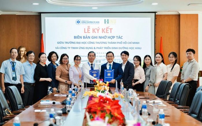 Nhà trường ký kết với doanh nghiệp.