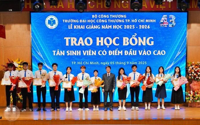 Lãnh đạo Nhà trường trao học bổng cho Tân sinh viên có điểm đầu vào cao.