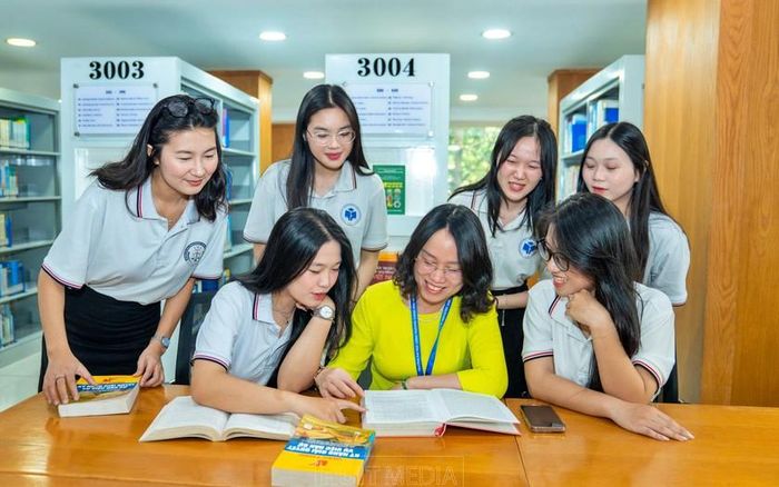 Giảng viên và sinh viên đang theo học Tại Trường Đại học Công Thương Thành phố Hồ Chí Minh.