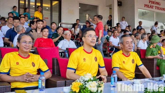 Khán đài A Sân vận động Thanh Hoá có Thượng tướng Lê Đức Thái, Ủy viên Trung ương Đảng, Bí thư Tỉnh ủy Trưởng đoàn Đại biểu Quốc hội tỉnh Thanh Hoá, Thiếu tướng Nguyễn Hồng Phong, Ủy viên dự khuyết Trung ương Đảng, Phó Bí thư Thường trực Tỉnh ủy, Chủ tịch HĐND tỉnh Thanh Hoá, Thiếu tướng Tô Anh Dũng, Phó Bí thư Tỉnh ủy, Chủ tịch UBND tỉnh Thanh Hoá theo dõi trận đấu.