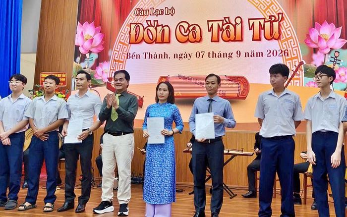 Các thành viên chủ nhiệm Câu lạc bộ đờn ca tài tử Trường THPT Bùi Thị Xuân ra mắt.
