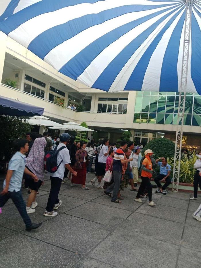 Nhiều em học sinh tới mua sách sau buổi sáng học xong ở lớp