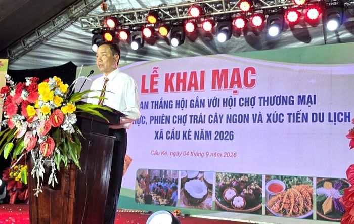 Ông Lê Hoàng Lam, Chủ tịch UBND xã Cầu Kè phát biểu Khai mạc Tuần lễ Vu lan thắng hội 