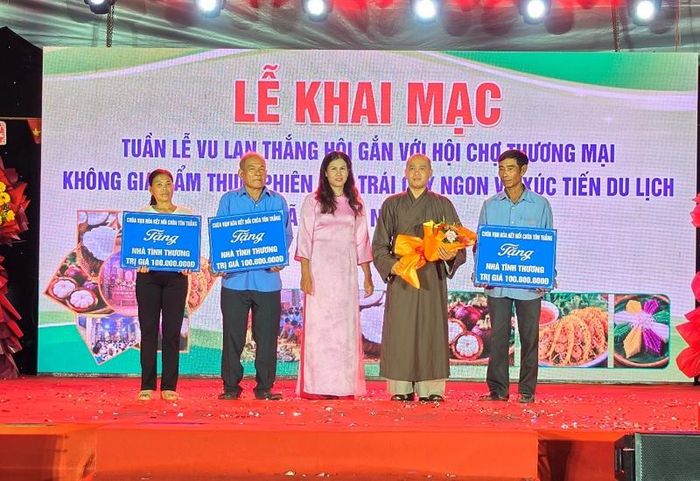 Đại diện Ban trị sự Chùa Vạn Hoà trao bảng tượng trưng 03 căn nhà cho các gia đình có hoàn cảnh khó khăn về nhà ở, mỗi căn trị giá 100 triệu đồng