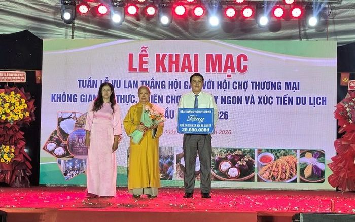 Đại diện lãnh đạo xã Cầu Kè nhận bảng tượng trưng từ các đơn vị tài trợ cho quỹ an sinh xã hội 