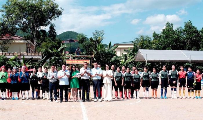 Anh hùng Lao động, huấn luyện viên Mai Đức Chung tham dự trận chung kết bóng đá nữ xã Minh Hòa. (Ảnh trong bài: xã Minh Hòa)