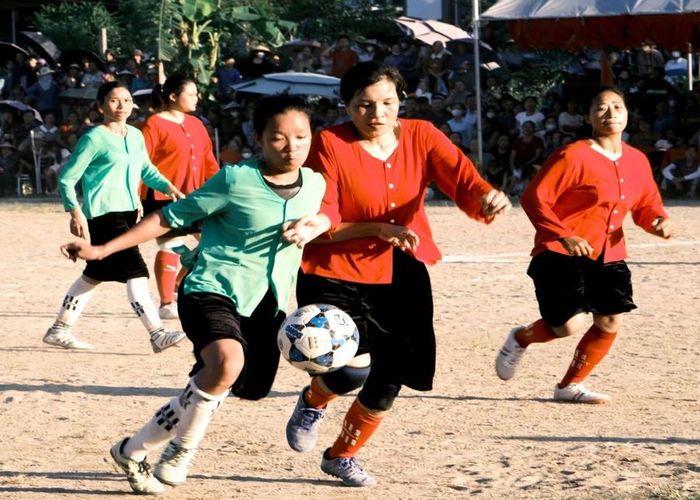 Các nữ cầu thủ tranh giành bóng sôi nổi và quyết liệt.