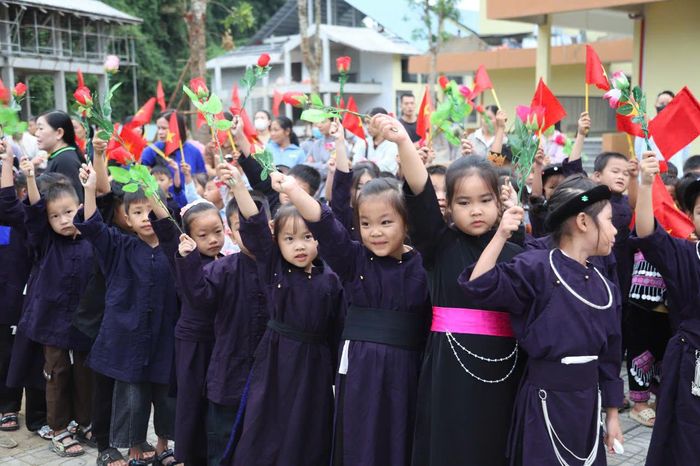 Niềm vui của các em học sinh trong ngày khai giảng dưới mái trường nội trú liên cấp.