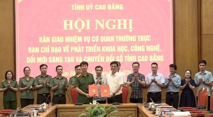 Văn phòng Tỉnh ủy và Công an tỉnh ký biên bản bàn giao và tiếp nhận nhiệm vụ Cơ quan Thường trực Ban Chỉ đạo về phát triển khoa học, công nghệ, đổi mới sáng tạo và chuyển đổi số tỉnh.