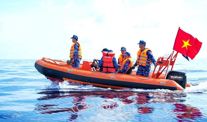 Lực lượng Cảnh sát biển Việt Nam sử dụng ca nô loại nhỏ di chuyển đến tàu cá ngư dân để kiểm tra công tác chống khai thác IUU.