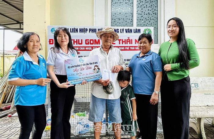 Hội LHPN Phường Lý Văn Văn hỗ trợ tiền cho 2 ông cháu bé Ngô Đan Trường.