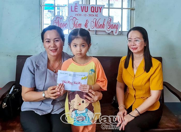 Bà Phùng Minh Thơ, Chủ tịch Hội LHPN xã Long Ðiền (bìa phải), “Mẹ đỡ đầu” của cháu Phạm Yến Nhi, cùng Chủ tịch Uỷ ban MTTQ Việt Nam xã Long Ðiền đến thăm và tặng quà dịp năm mới.