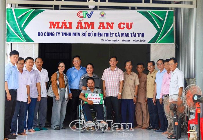 Ðồng chí Nguyễn Ngọc Thuận, Bí thư Ðảng uỷ, Chủ tịch HÐND Xã Quách Phẩm (thứ sáu từ trái sang), kết nối, trao nhà “Mái ấm an cư” hỗ trợ gia đình anh Lê Hoàng Tâm, ấp Cái Keo.