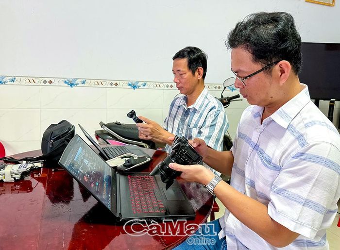 Thầy giáo Lê Anh Dũng (bên trái) cùng anh Nguyễn Tấn Tài (Khóm 1, phường Vĩnh Trạch), quản trị viên Fanpage "Bạc Liêu quê mình" chuẩn bị thiết bị để đi “tác nghiệp” tại Ngày hội Văn hoá di sản và Lễ hội Khinh khí cầu tỉnh Cà Mau.