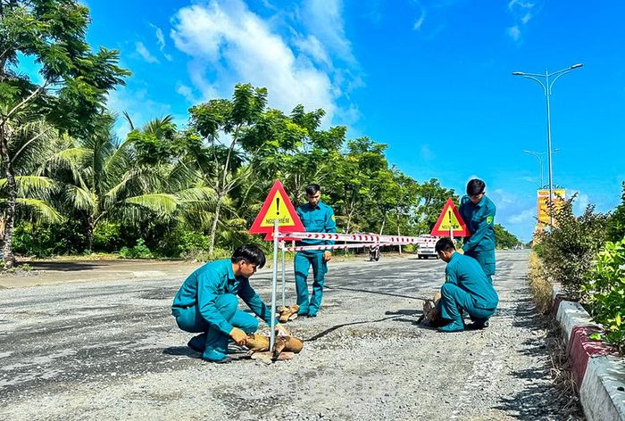 Biển cảnh báo được đặt tại các vị trí hư hỏng để người dân chú ý khi lưu thông. (Ảnh chụp ngày 1/9/2026)