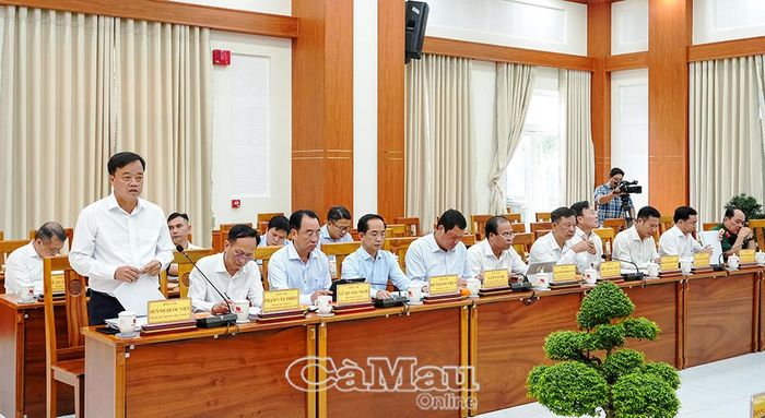 Đồng chí Huỳnh Quốc Việt, Phó Bí thư Thường trực Tỉnh uỷ Cà Mau, thảo luận về những kết quả đạt được, các hạn chế và giải pháp khắc phục trong thời gian tới.