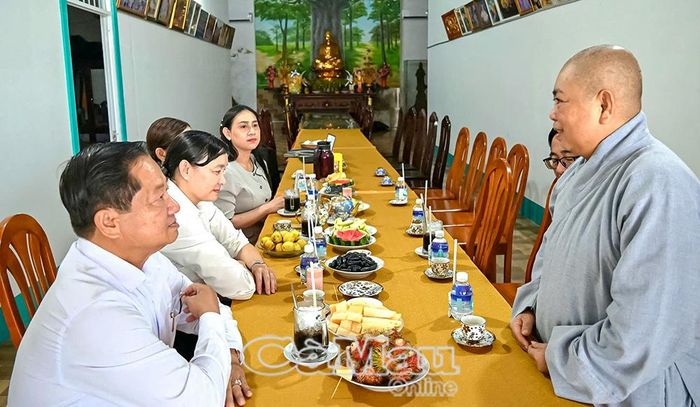 Ni sư Thích nữ Diệu Tánh, Trụ trì Niệm Phật đường Hưng Phước, cảm ơn sự quan tâm, hỗ trợ của đồng chí Lê Thanh Triều đối với các em có hoàn cảnh khó khăn.