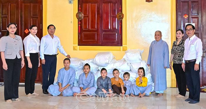 1 tấn gạo trao tặng dịp này do đồng chí Lê Thanh Triều vận động mạnh thường quân tài trợ, góp phần hỗ trợ bữa ăn hằng ngày cho các trẻ đang được nuôi dưỡng tại Niệm Phật đường Hưng Phước.