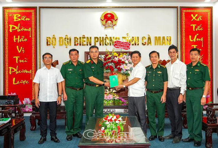 Dịp này, nhân kỷ niệm 81 năm Ngày truyền thống Bộ Tổng Tham mưu Quân đội nhân dân Việt Nam (7/9/1945-7/9/2026), Phó Chủ tịch UBND tỉnh Cà Mau Lê Văn Sử tặng hoa chúc mừng đến Đại tá Bùi Yên Tĩnh và đoàn công tác.