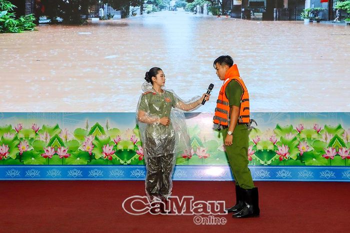 Phần dẫn hiện trường về tình hình ngập lụt để lại nhiều cảm xúc cho Ban Giám khảo.