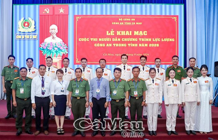 Ban tổ chức, Ban giám khảo chụp ảnh lưu niệm cùng 15 thí sinh xuất sắc góp mặt tại vòng chung kết.