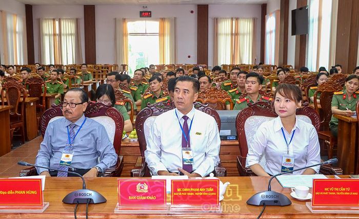 Ban Giám khảo cuộc thi là đạo diễn sân khấu và MC giàu kinh nghiệm.