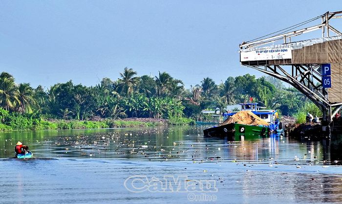 Trên sông Cà Mau (nối đô thị trung tâm tỉnh với Sông Đốc), đoạn chảy qua địa bàn phường An xuyên và Phường Lý Văn Lâm lềnh bềnh rác thải sinh hoạt.