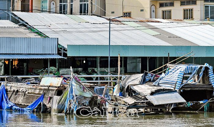 Nhiều phương tiện vận chuyển nông sản không còn hoạt động vẫn neo đậu bên bờ kè chợ Nông sản - Thực phẩm phường Tân Thành, gây hình ảnh nhếch nhác.