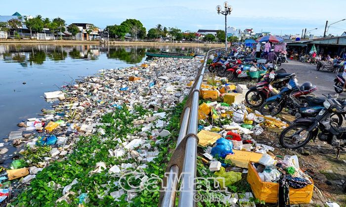Tại đoạn sông ven bờ kè chợ Nông sản - Thực phẩm phường Tân Thành, rác thải sinh hoạt ùn ứ trong thời gian dài.