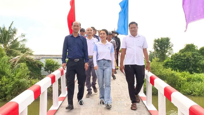  Cầu An Phú được xây dựng bằng bê tông cốt thép, dài 26 m, ngang 2 m, giúp cho người dân đi lại, giao thương thuận lợi.