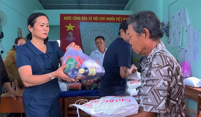 Bà Kiều Thị Ni, Chủ tịch Uỷ ban MTTQ Việt Nam xã Long Điền, trao quà cho bà con.