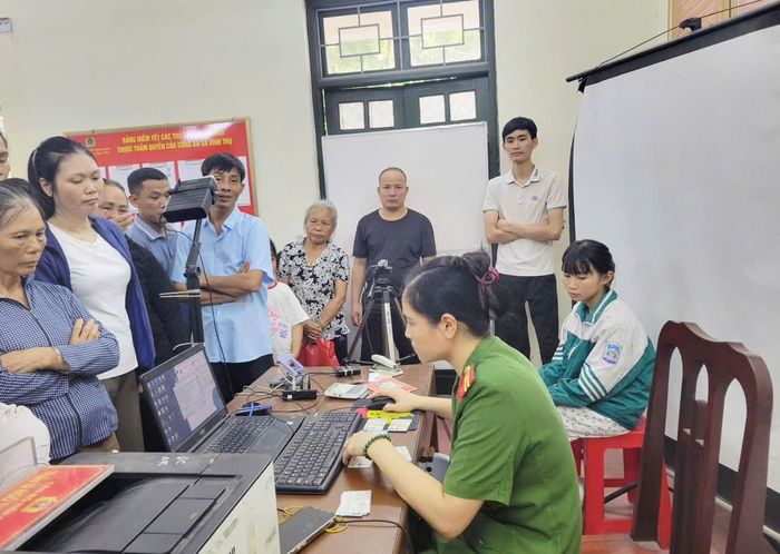 Công an xã Vĩnh Trụ - tỉnh Ninh Bình hỗ trợ người dân làm định danh điện tử