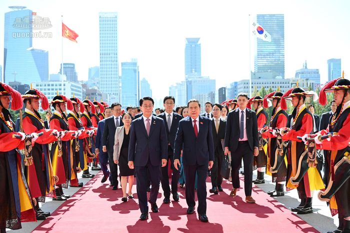 Chủ tịch Quốc hội Hàn Quốc Cho Jeong Sik đón Chủ tịch Quốc hội Trần Thanh Mẫn. Ảnh:VPQH
