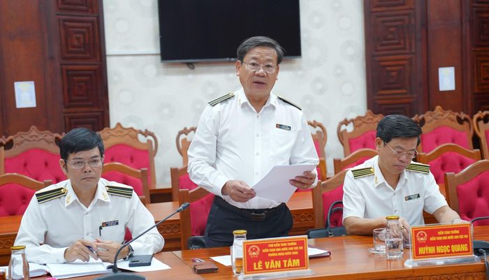 Phó Kiểm toán trưởng KTNN khu vực VIII, Trưởng Đoàn kiểm toán Lê Văn Tám công bố Quyết định kiểm toán. Ảnh: daklak.gov.vn
