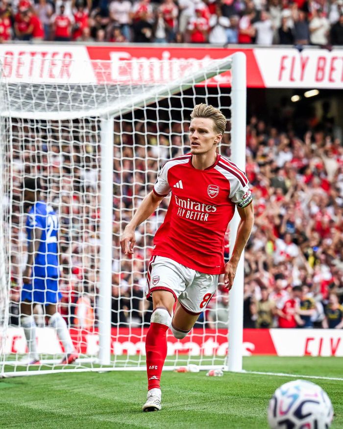 Odegaard tỏa sáng với bàn thắng giúp Arsenal vượt lên
