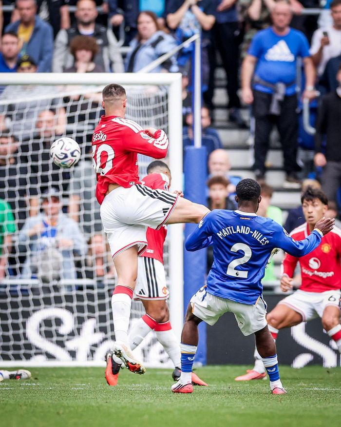Maitland-Niles khiến Manchester United ôm hận ở phút 90+6