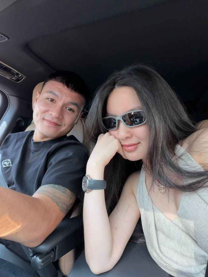 Chu Thanh Huyền visual sáng bừng cùng chồng đưa con đi học. Ảnh: FBNV