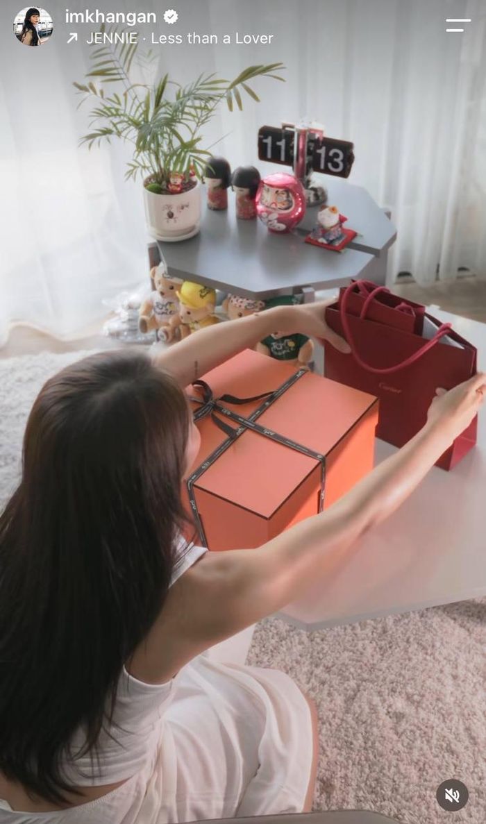 Khả Ngân khoe được tặng quà đắt đỏ sau màn cầu hôn 