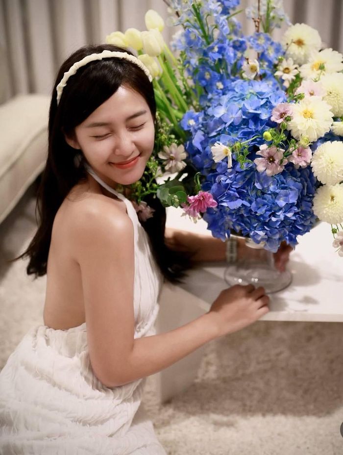 Khả Ngân để mặt mộc, thoải mái như ở nhà khi chụp ảnh tại căn hộ của Nhan Phúc Vinh 