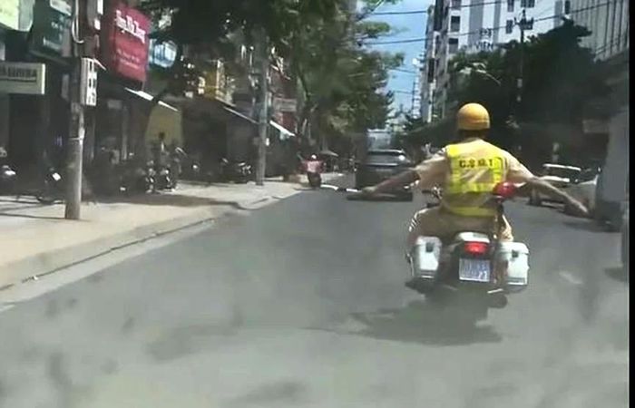 CSGT mở đường cho xe chở du khách nước ngoài di chuyển thông suốt qua các đoạn đường đông đúc. Ảnh: CA.