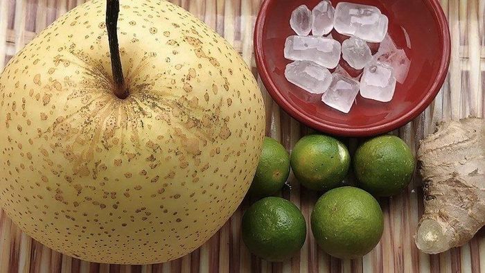 Lê hấp đường phèn sẽ giúp làm dịu cổ họng trong những ngày thời tiết giao mùa. Ảnh minh họa