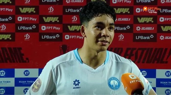 Tyler Crawford dành chiến thắng đầu tiên cùng Nam Định cho gia đình