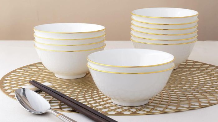 Để đảm bảo an toàn trong quá trình sử dụng bạn nên kiểm tra và thay bát mới nếu thấy bát xuất hiện tình trạng nứt, mẻ, lớp men bị bong tróc. Ảnh minh họa