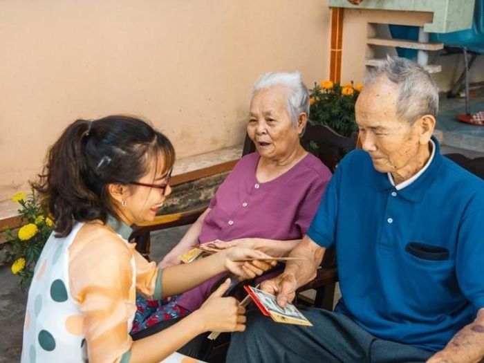 Biếu tiền cho bố mẹ già cũng là một cách thể hiện tình cảm.