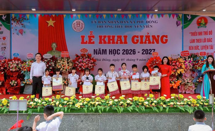 Cô trò Trường Tiểu học Yên Viên xúc động đón nhận những tình cảm, sự quan tâm và những món quà ý nghĩa trong ngày khai giảng năm học 2026-2027. Đây cũng là nguồn động viên để thầy và trò cùng bước vào một năm học mới với nhiều niềm vui.