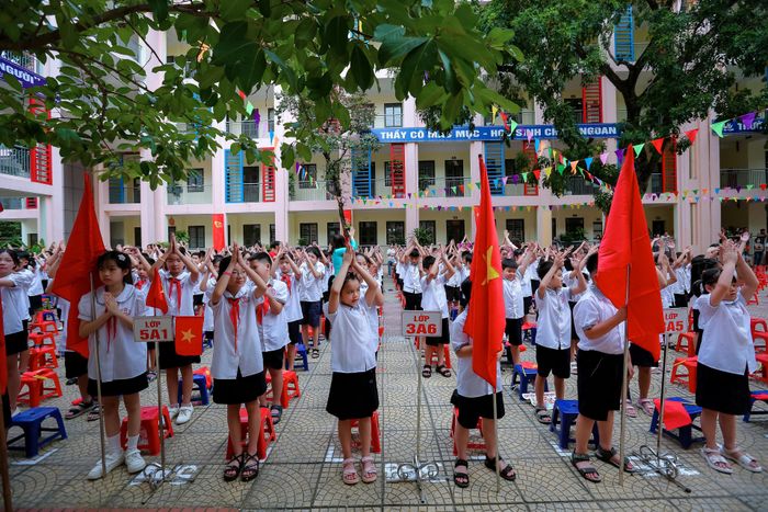 Cùng với sự đồng hành của lãnh đạo địa phương, cô và trò Trường Tiểu học Thị trấn Yên Viên chính thức bước vào năm học 2026-2027.